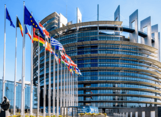 Η Ελλάδα γράφει ιστορία. 16 χρόνια ύστερα από την κρίση, η ΕΕ αφαιρεί την Ελλάδα από τον κατάλογο χωρών με Μακροοικονομικές Ανισορροπίες Image