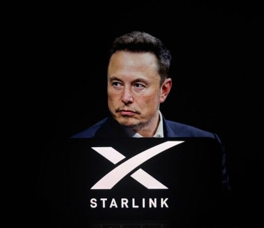 Musk, Starlink, source: bella1105 / Shutterstock.com