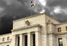 Στο 3,5% με 3,75% μειώθηκαν τα επιτόκια του Δολαρίου