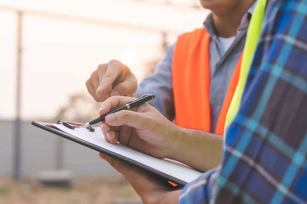 Building,Inspection,,Asian,Contractor,Young,Man,,Male,Inspecting,Home,,Reconstructed Πηγή: Shutterstock